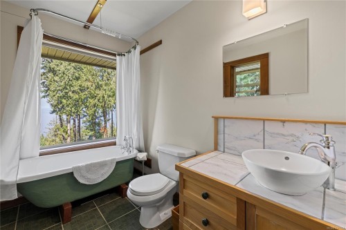 2185 Widgeon Rd, Qualicum Beach, BC 