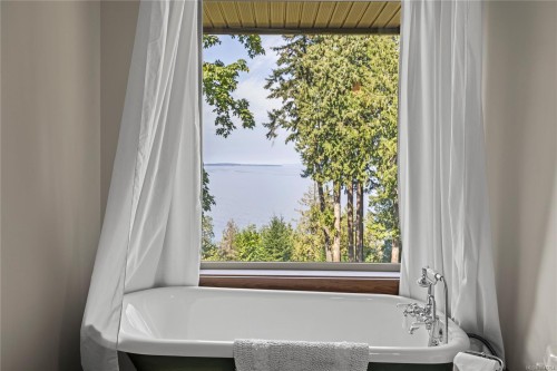 2185 Widgeon Rd, Qualicum Beach, BC 