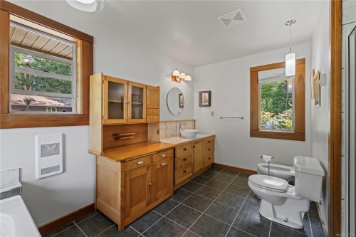 2185 Widgeon Rd, Qualicum Beach, BC 