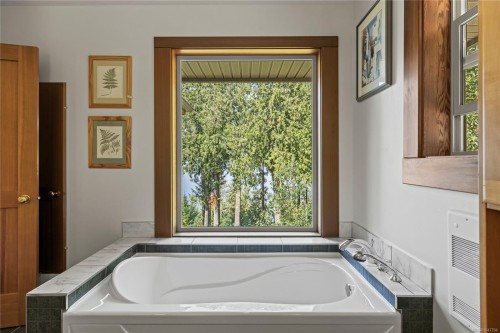 2185 Widgeon Rd, Qualicum Beach, BC 