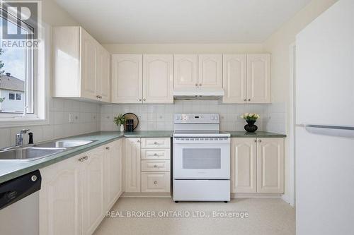 2000 Oakbrook Circle, Ottawa, ON 