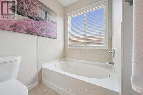Primary Ensuite Bathtub - 937 Vickerman Way, Milton, ON 