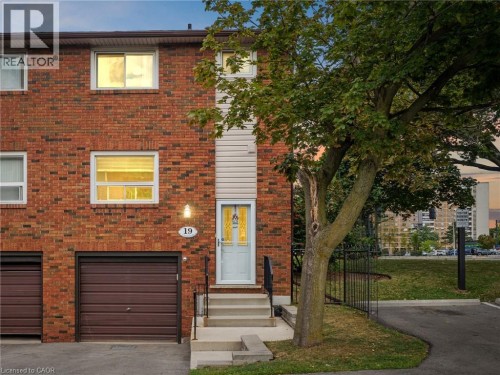 90 MAGNOLIA Drive Unit# 19  Hamilton, ON L9C 6R9