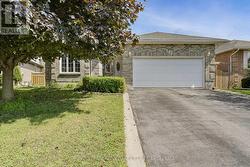 542 DAVIS DRIVE  Kingston (East Gardiners Rd), ON K7M 8J6