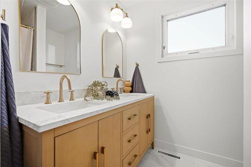 5 Pc Bath on upper level with dual vanities - 122 Costello Drive, Winnipeg, MB 