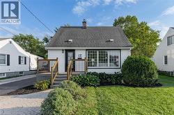 12 ADMIRAL Road  St. Catharines, ON L2P 1G5