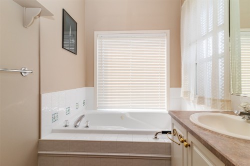 843 Lone Pine Drive, Kelowna, BC 