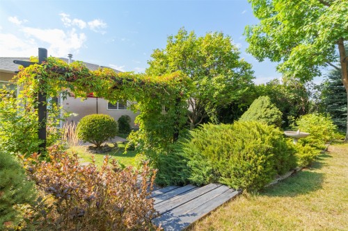 843 Lone Pine Drive, Kelowna, BC 