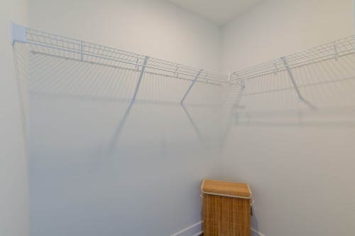 Penderie (Walk-in) - 803-5505 Boul. Du Quartier, Brossard, QC 