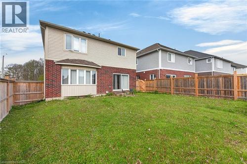 Expansive grassy yard enclosed by wood fencing - 9 Winterberry Boulevard, Thorold, ON 