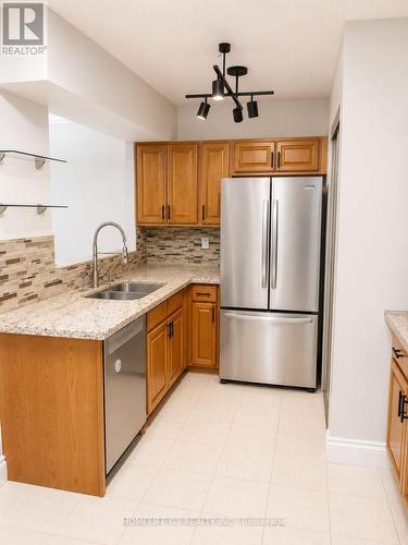 301 - 633 BAY STREET , Toronto, Ontario M5G 2G4 2