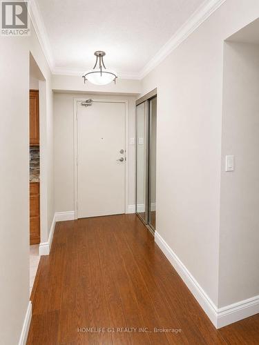 301 - 633 BAY STREET , Toronto, Ontario M5G 2G4 5