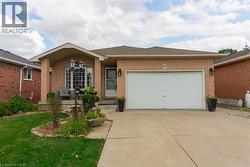 54 REPUBLIC Avenue Hamilton, ON L9B 2G7