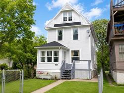 697 Sara Avenue  Winnipeg, MB R3G 0Y8