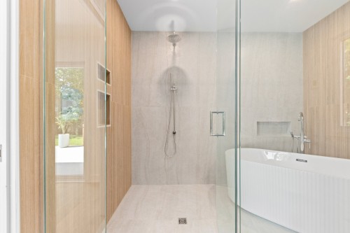 Master Bathroom - 476 Av. Townshend, Saint-Lambert, QC 