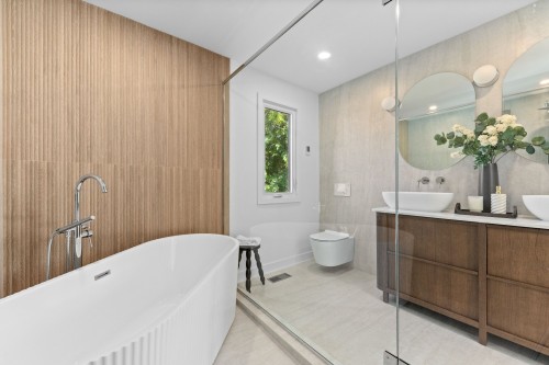 Master Bathroom - 476 Av. Townshend, Saint-Lambert, QC 