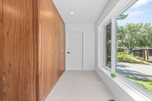 Mud Room - 476 Av. Townshend, Saint-Lambert, QC 