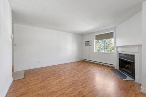 Salon - 3-14464 Rue Aumais, Montréal (Pierrefonds-Roxboro), QC 