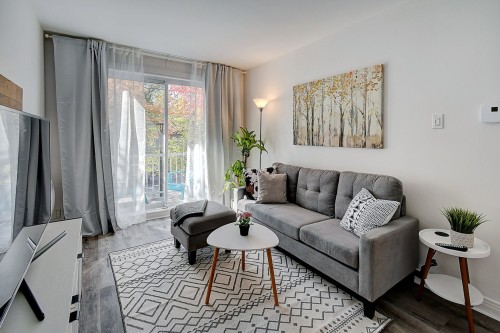 Salon - 2-8215 Rue Fabre, Montréal (Villeray/Saint-Michel/Parc-Extension), QC 
