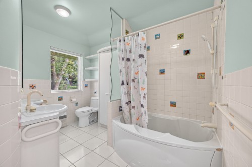 Salle de bains - 156 Av. Wicksteed, Mont-Royal, QC 