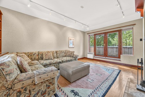 Salle familiale - 156 Av. Wicksteed, Mont-Royal, QC 