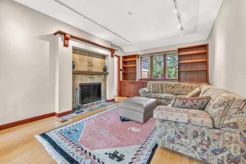 Salle familiale - 156 Av. Wicksteed, Mont-Royal, QC 