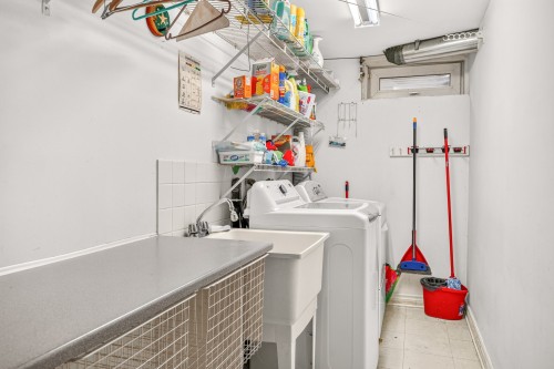 Salle de lavage - 156 Av. Wicksteed, Mont-Royal, QC 