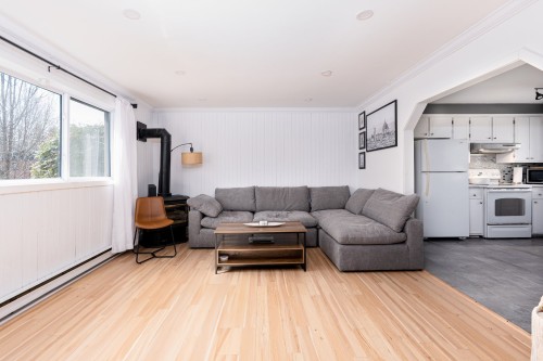 Salon - 464 23E Avenue, L'Île-Perrot, QC 
