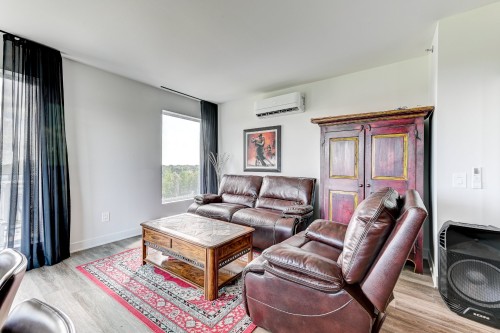 Salon - 618-280 Route 132, Saint-Constant, QC 