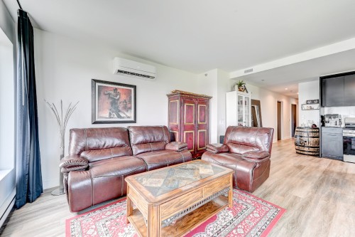 Salon - 618-280 Route 132, Saint-Constant, QC 