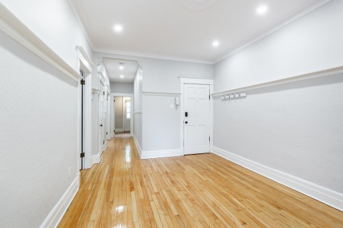 Salon - 1163 Av. Van Horne, Montréal (Outremont), QC 