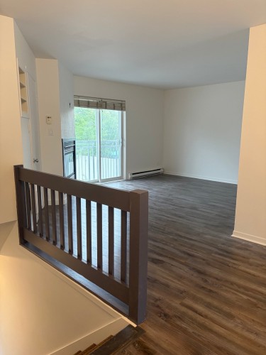 Salon - 932 Rue Du Ruisseau, Saint-Jérôme, QC 