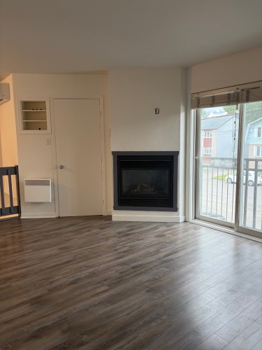 Salon - 932 Rue Du Ruisseau, Saint-Jérôme, QC 