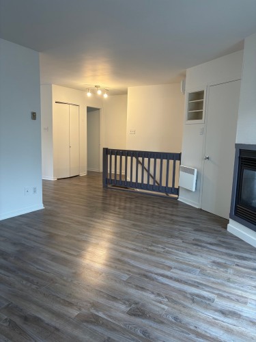 Salon - 932 Rue Du Ruisseau, Saint-Jérôme, QC 
