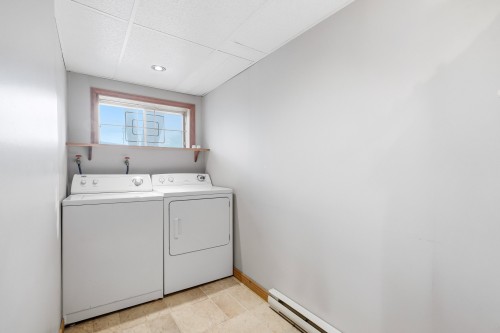 Laundry - 7 Rue Côté, Saint-Constant, QC 
