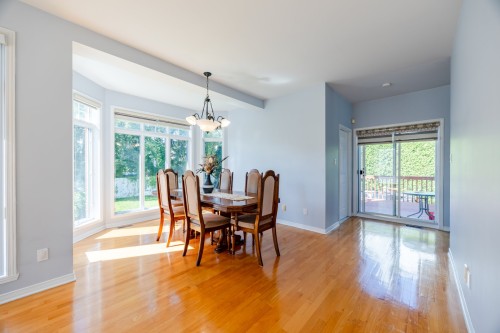 Salle à manger - 8645 Av. Oregon, Brossard, QC 