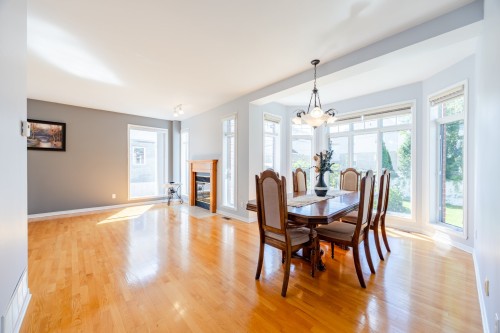 Salle à manger - 8645 Av. Oregon, Brossard, QC 
