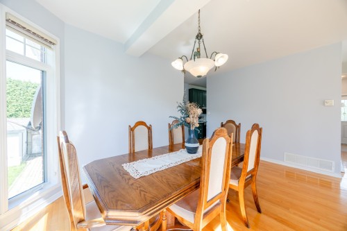 Salle à manger - 8645 Av. Oregon, Brossard, QC 