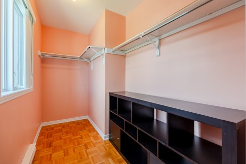 Penderie (Walk-in) - 8645 Av. Oregon, Brossard, QC 