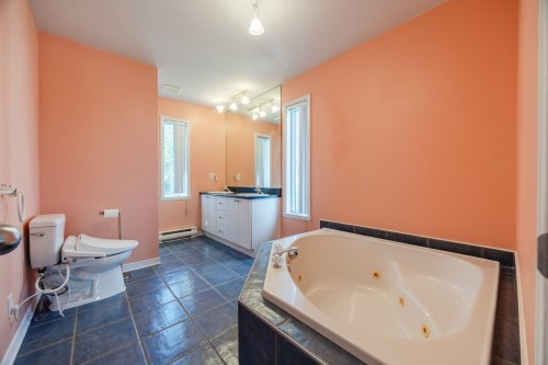 Salle de bains attenante à la CCP - 8645 Av. Oregon, Brossard, QC 