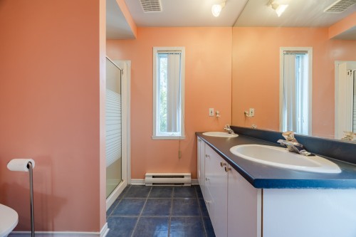 Salle de bains attenante à la CCP - 8645 Av. Oregon, Brossard, QC 