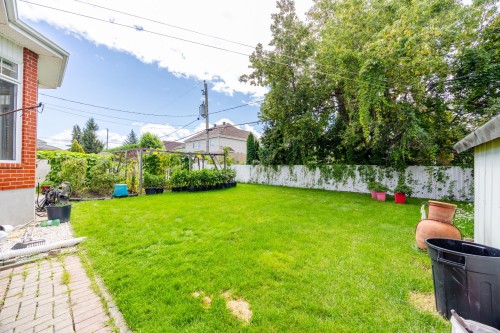 Cour - 8645 Av. Oregon, Brossard, QC 