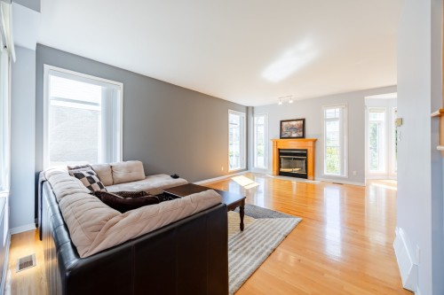 Salon - 8645 Av. Oregon, Brossard, QC 