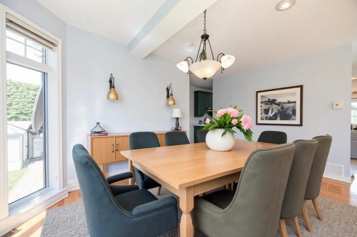 Salle à manger - 8645 Av. Oregon, Brossard, QC 