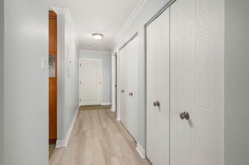 Mud Room - 405-5220 Boul. Des Sources, Montréal (Pierrefonds-Roxboro), QC 