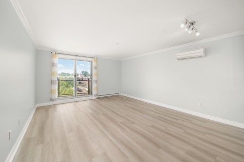 Living Room - 405-5220 Boul. Des Sources, Montréal (Pierrefonds-Roxboro), QC 