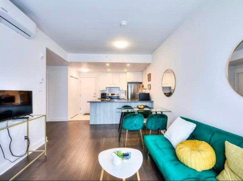 Salon - 205-901 Av. Beaumont, Montréal (Villeray/Saint-Michel/Parc-Extension), QC 