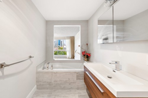 Master Bathroom - 518-3111 Av. Des Hôtels, Québec (Sainte-Foy/Sillery/Cap-Rouge), QC 