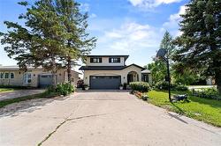 34 Farlinger BAY  Winnipeg, MB R2V 3N8