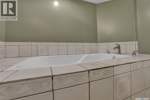 1355 Maple Leaf Crescent N, Regina, SK 
